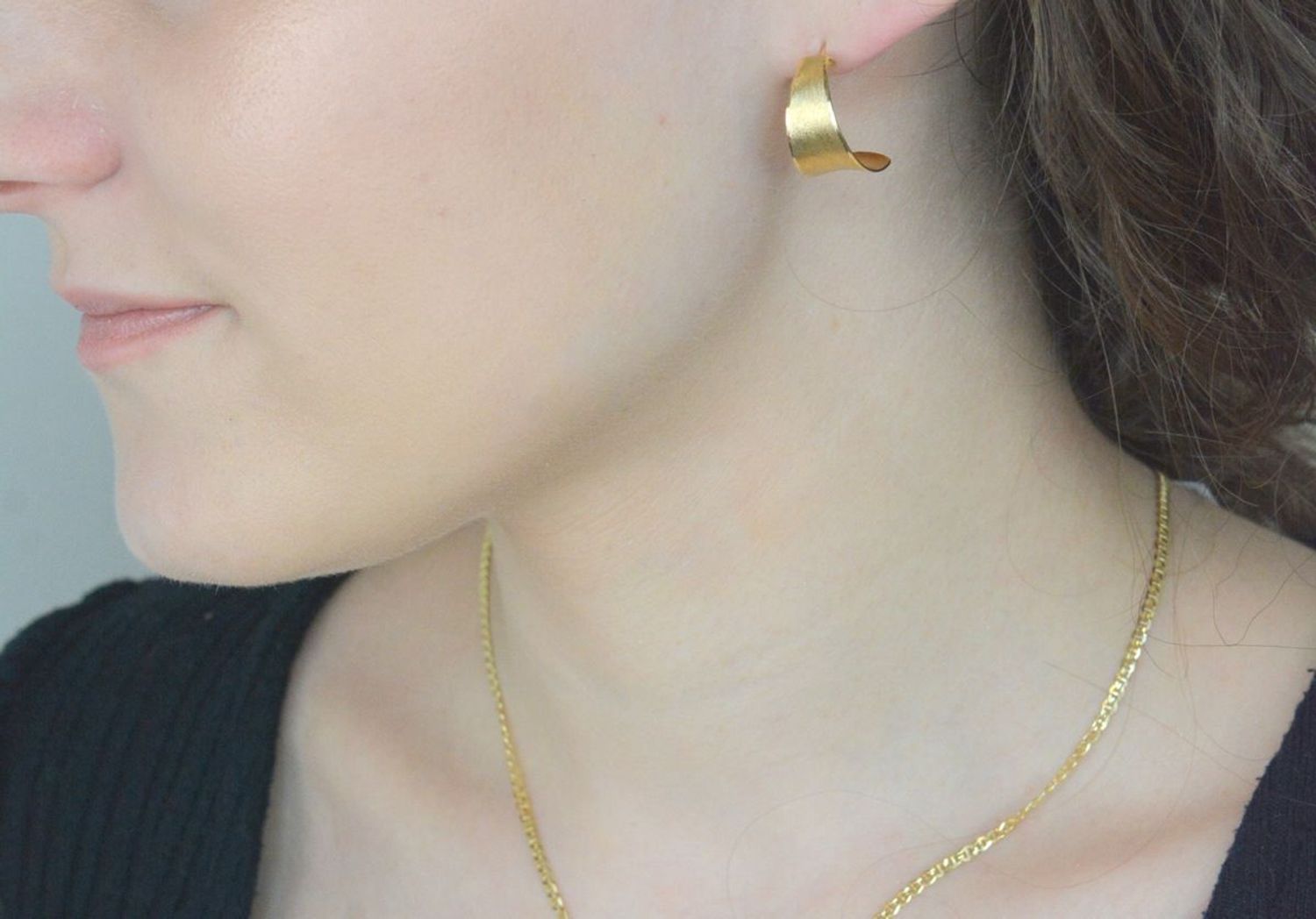 Kolczyki złote pół kołka satynowe pr 585, B6 OM R03-T-158 OR214880 Stylowe kolczyki wykonane z wysokiej jakości złota próby 585. Kolczyki satynowe mają pół okrągły kształt. Kolczyki to ponadczasowa biżuteria1.jpg